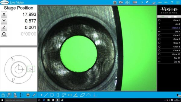 Capture du logiciel de métrologie Swift PRO affichant un zoom détaillé sur une pièce mécanique, avec contours détectés et mesures dimensionnelles précises.