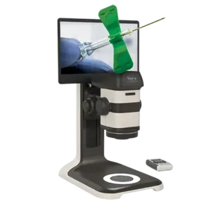 Microscope stéréo numérique 3D ProteQ VISO inspectant un dispositif médical en 3D