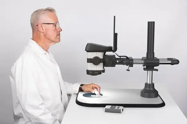 Opérateur inspectant un dispositif médical avec le microscope 3D ProteQ VISO pour contrôle qualité