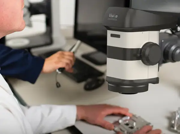 Opérateur inspectant un dispositif médical avec le microscope 3D ProteQ VISO pour contrôle qualité