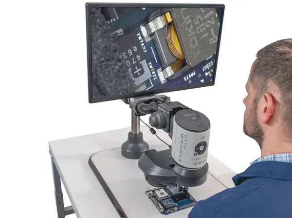 Caméra 4K EVO Cam HALO inspectant un circuit imprimé (PCB) sur support multiaxe, pour contrôle qualité électronique.