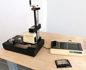 Rugosimètre portable Mitutoyo SJ-400 avec unité d'affichage, stylet, marbre et colonne.