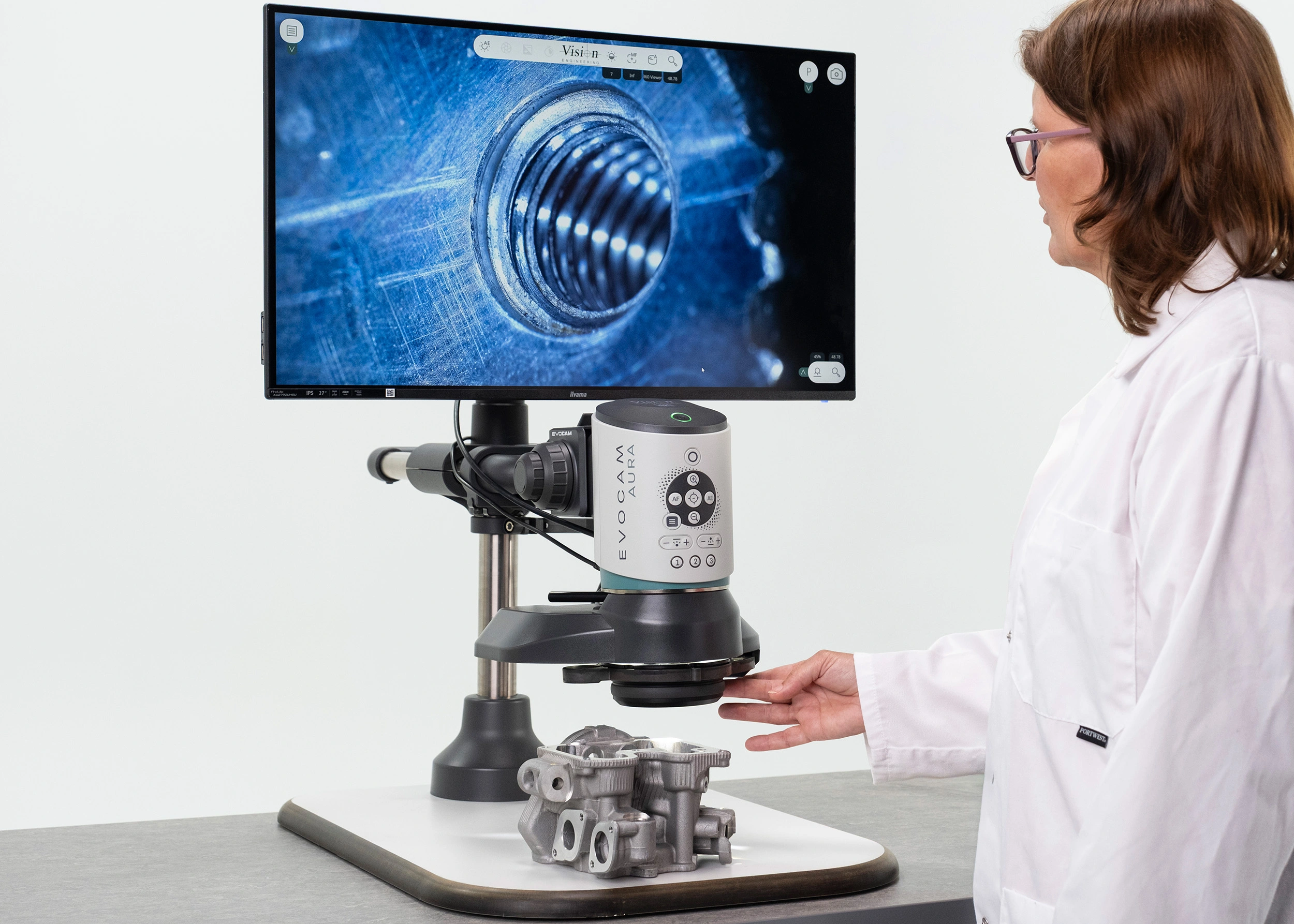 Microscope numérique industriel Vision Engineering EVO Cam AURA 4K avec affichage des mesures à l'écran.